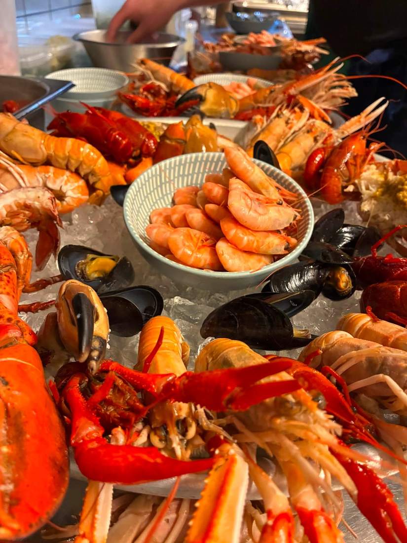 Fiske- og skaldyrsfad med hummer, rejer og muslinger på Beghuset