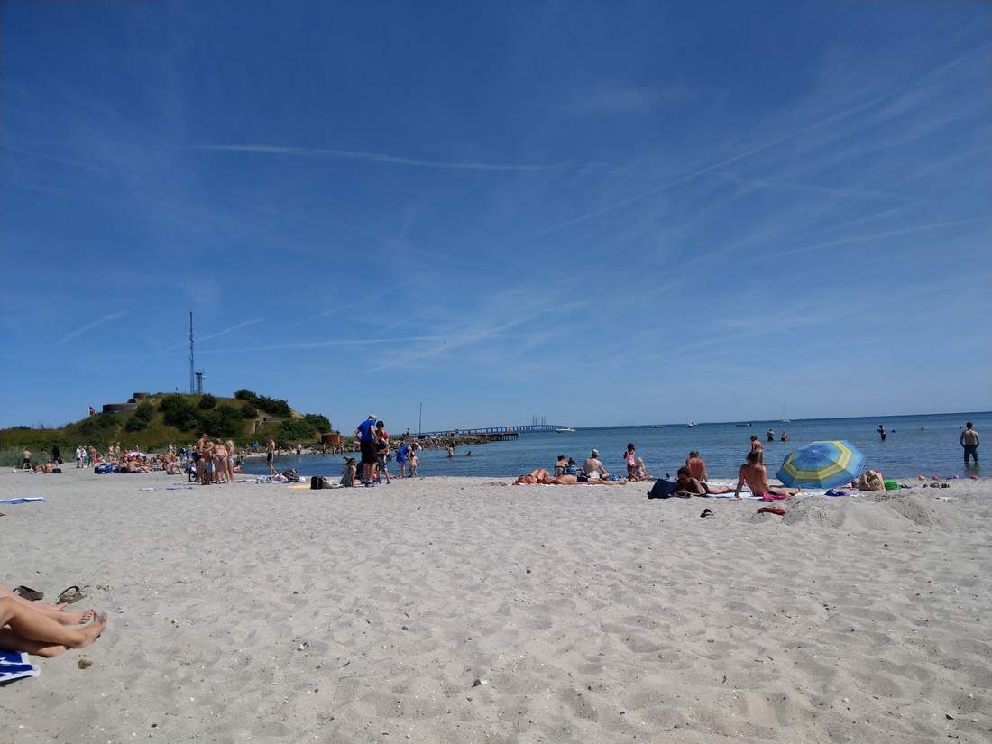 Dragør Strand en solrig sommerdag med Øresundsbroen i det fjerne